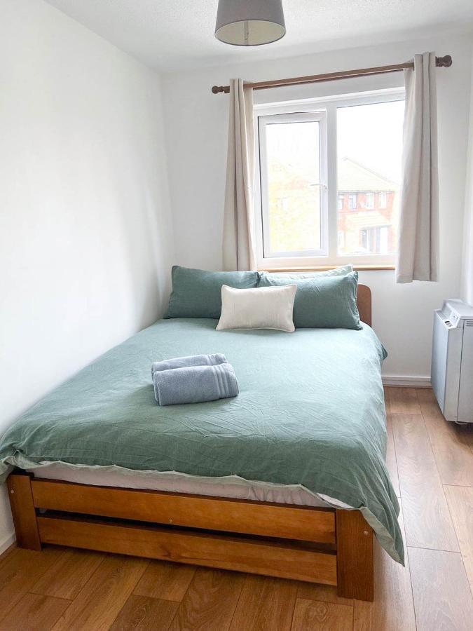 Apartment Lovely 2 Bedroom Flat With Free Parking, Great Transport Links To London, The Excel Centre, Canary Wharf And The O2!