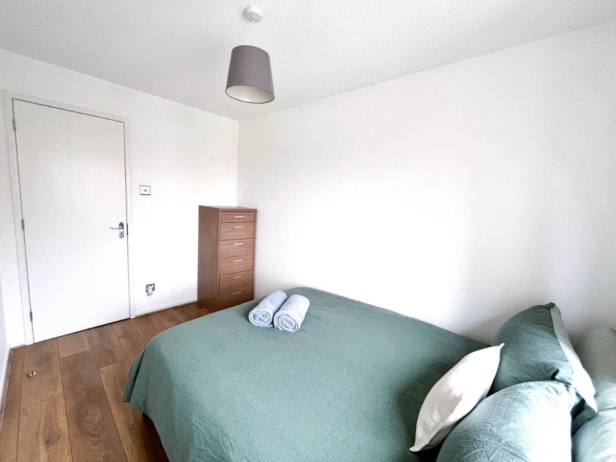 Apartment Lovely 2 Bedroom Flat With Free Parking, Great Transport Links To London, The Excel Centre, Canary Wharf And The O2!