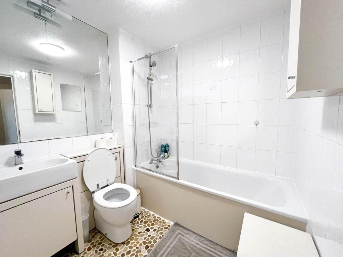 Lovely 2 Bedroom Flat With Free Parking, Great Transport Links To London, The Excel Centre, Canary Wharf And The O2! Apartment *