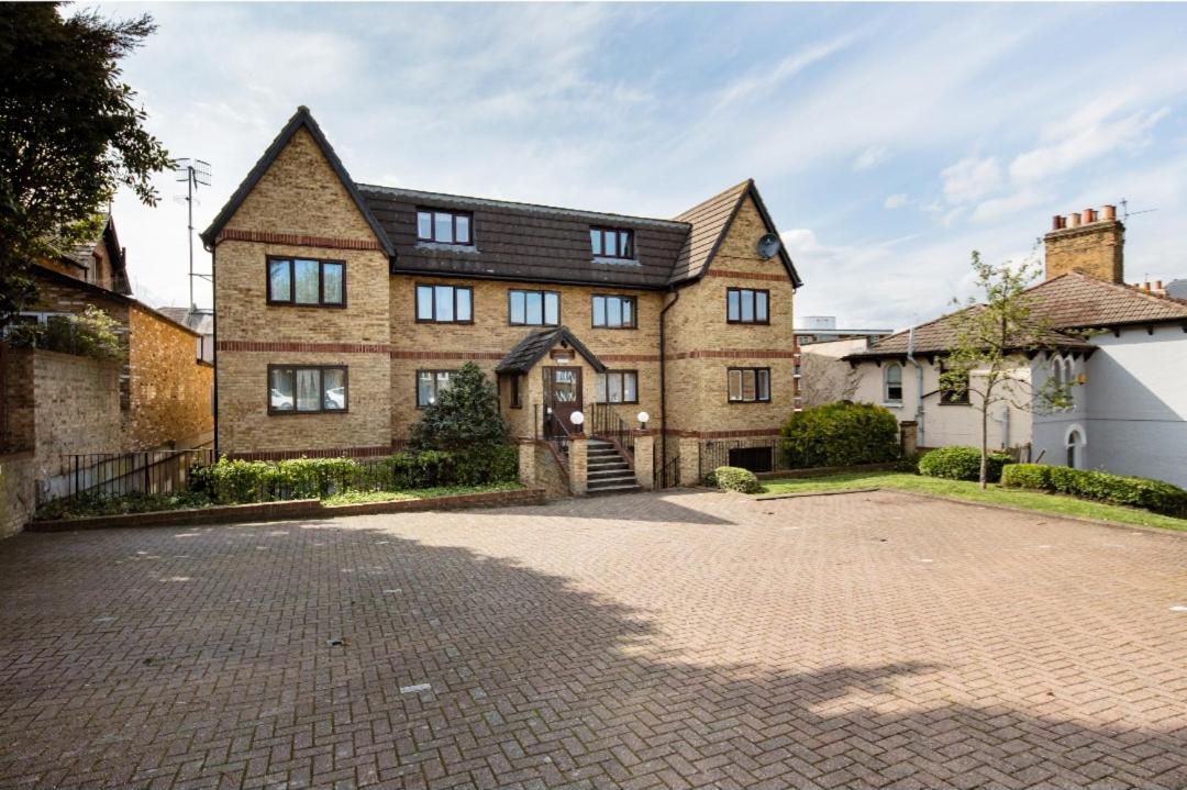Spacious 2 Mins From Station Guest house *