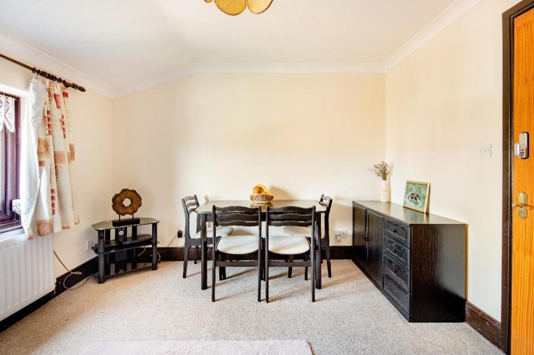 Spacious 2 Mins From Station Guest house *