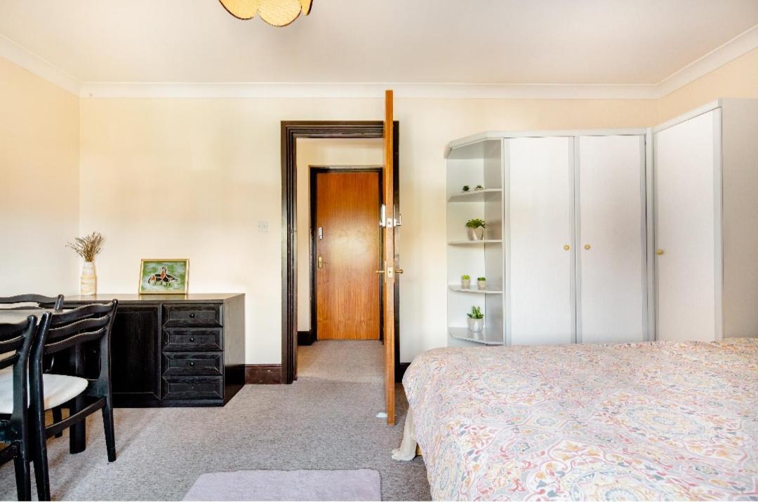 Spacious 2 Mins From Station Guest house
