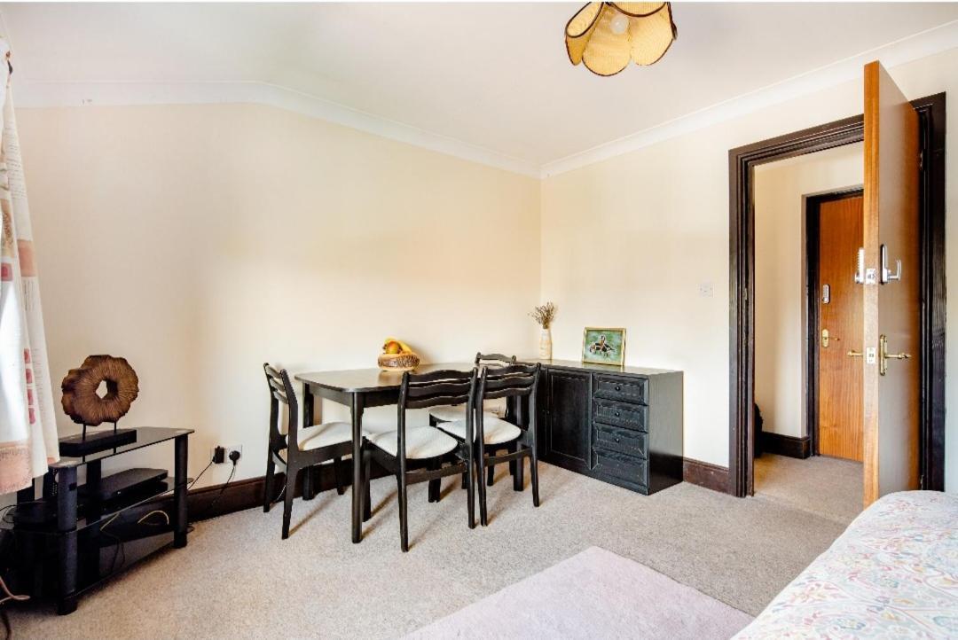 Spacious 2 Mins From Station Guest house *