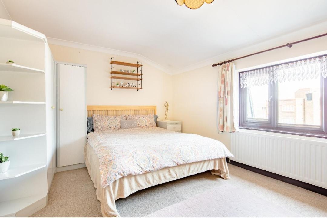 Guest house Spacious 2 Mins From Station London