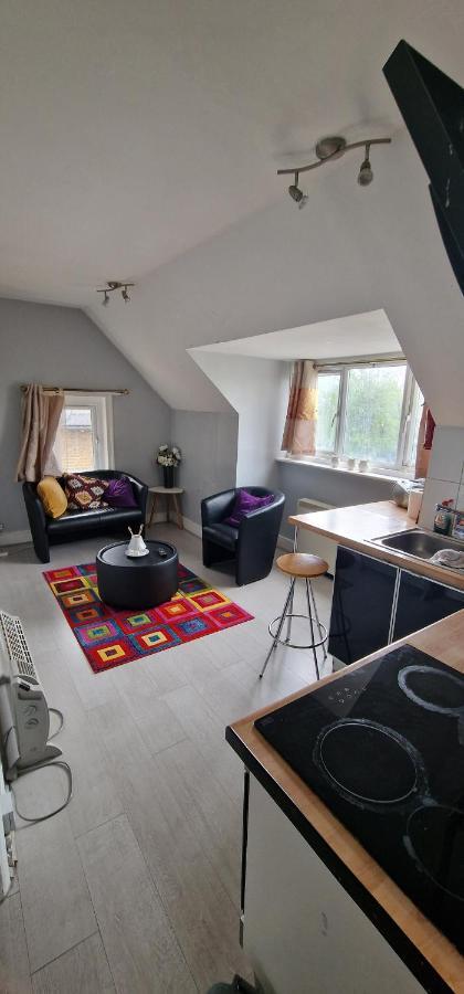 Appartement Cosy 2 Bedroom Flat - Sleeps 6 People - Close To Lewisham Dlr/train Station Londen
