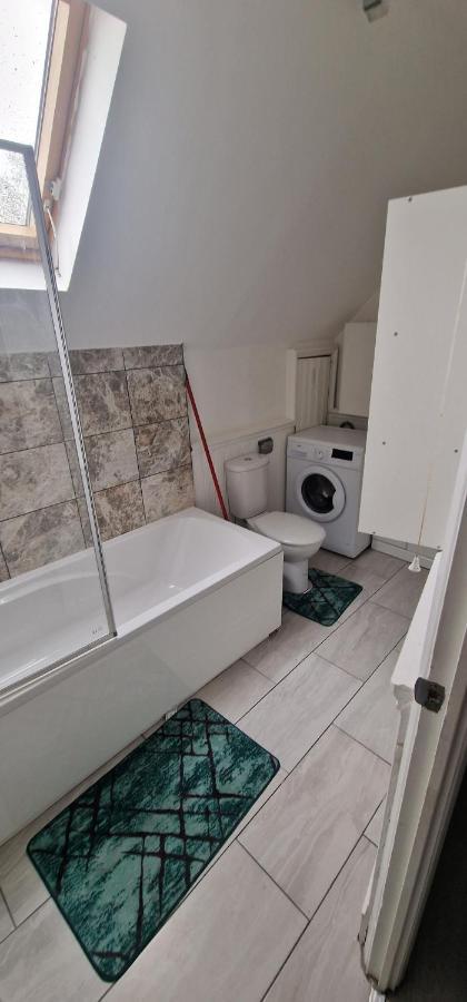 Cosy 2 Bedroom Flat - Sleeps 6 People - Close To Lewisham Dlr/train Station Londen