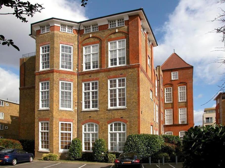 Spacious, Historic Schoolhouse Apartment London