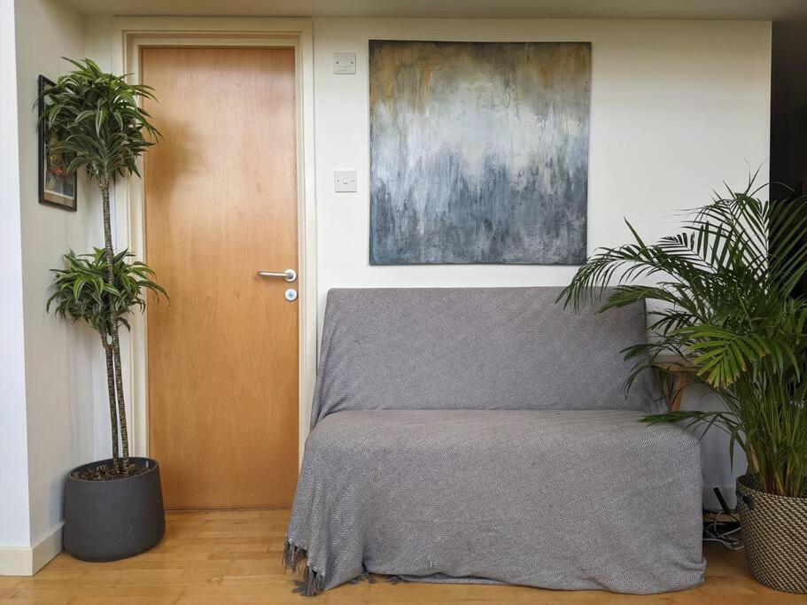 Apartment Spacious, Historic Schoolhouse London