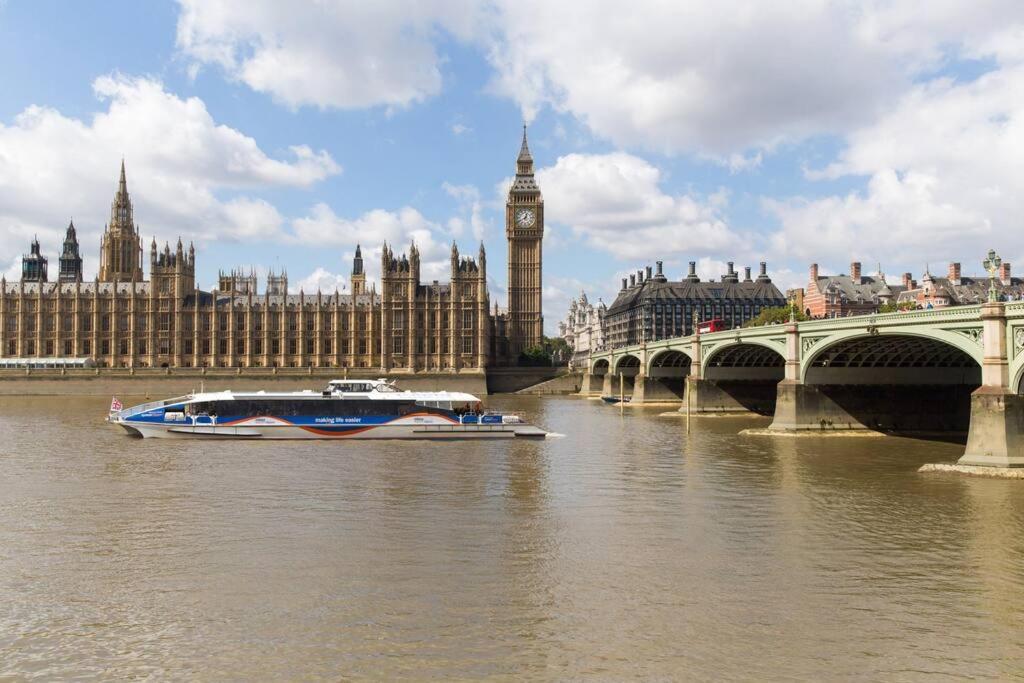 Spacious, Historic Schoolhouse * London