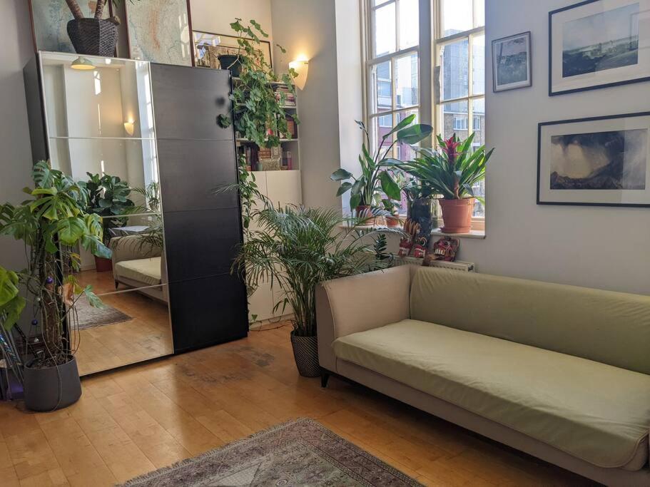 Apartment Spacious, Historic Schoolhouse London