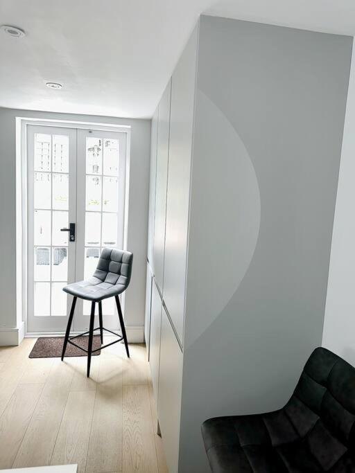 Londwell, Luxe And Leaves, Chelsea Flat With Private Garden Apartment
