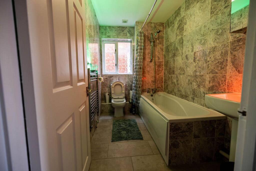 3 Bedrooms House-sofabed-parking-bbqstove-garden Appartement Londen
