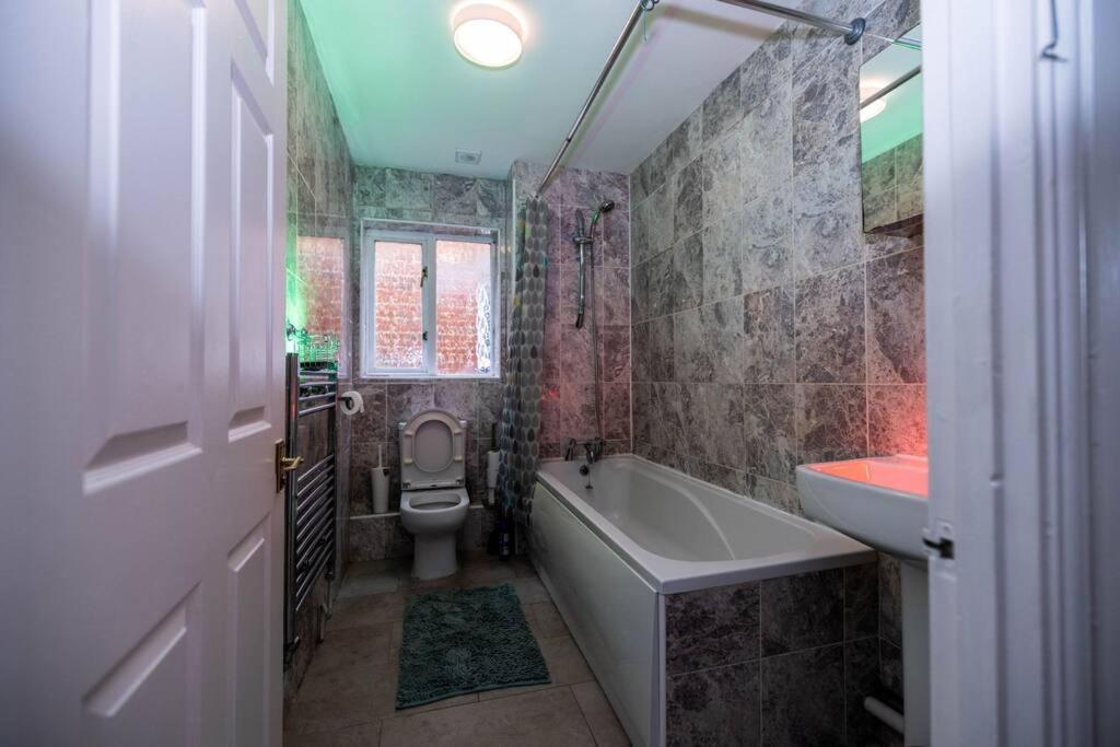 3 Bedrooms House-sofabed-parking-bbqstove-garden * Londen