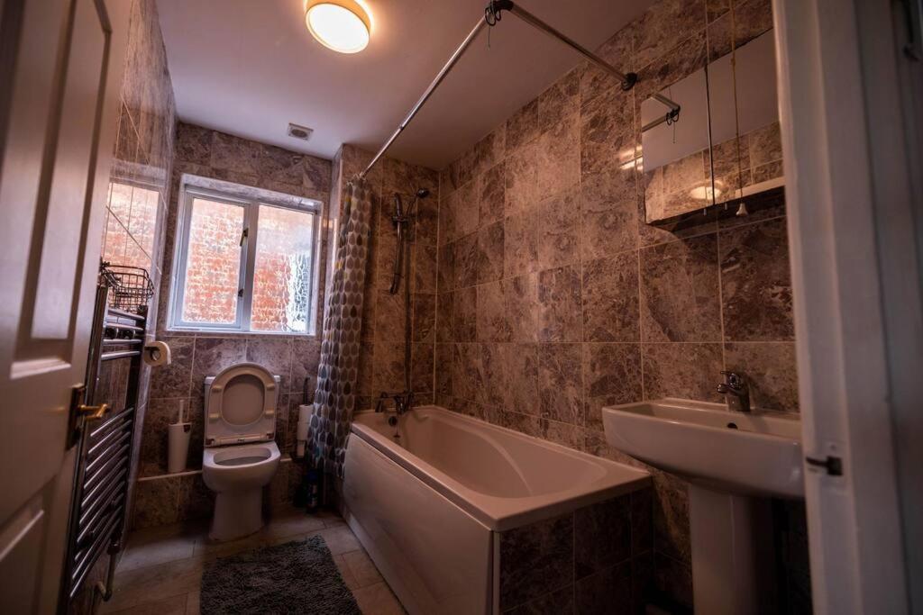 Appartement 3 Bedrooms House-sofabed-parking-bbqstove-garden *