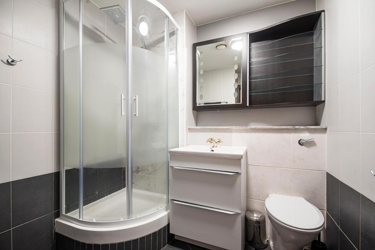 Large And 2 Bed Apartment