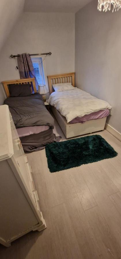 Cosy 2 Bedroom Flat - Sleeps 6 People - Close To Lewisham Dlr/train Station Londen