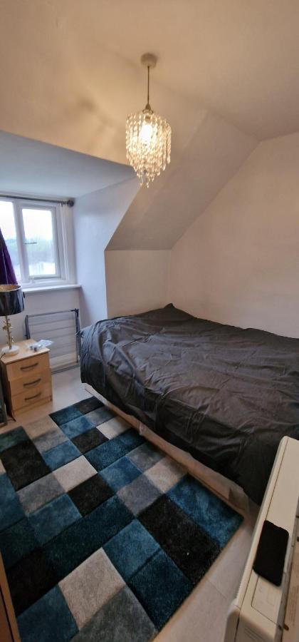 Cosy 2 Bedroom Flat - Sleeps 6 People - Close To Lewisham Dlr/train Station Appartement Londen