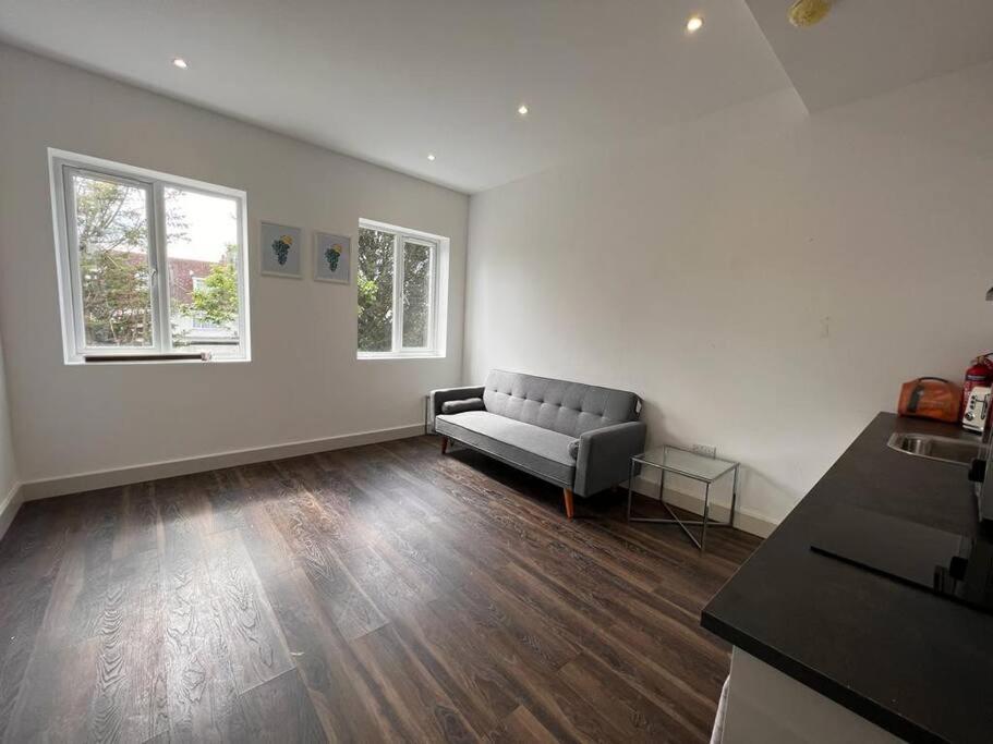 Star Finchley Road 1-bed Hideaway * Londen