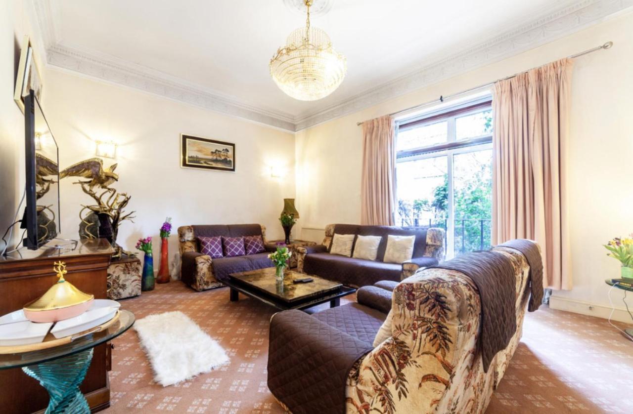 Large 3 Bed In Kensington Gardens Apartment *