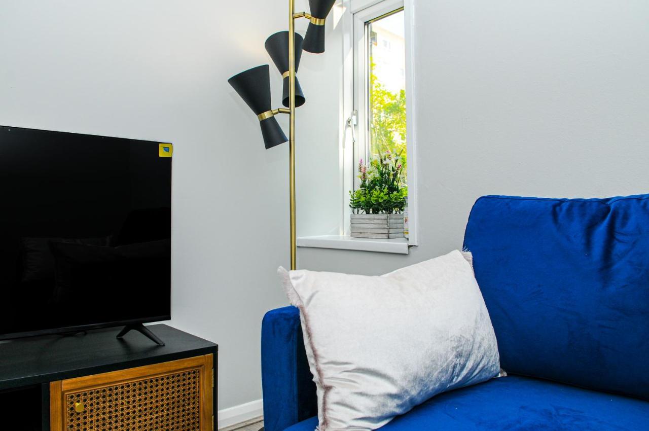 Greater London, 1 Bed Flat, Parking, Nr Metro Stations, 15mins To * Londres