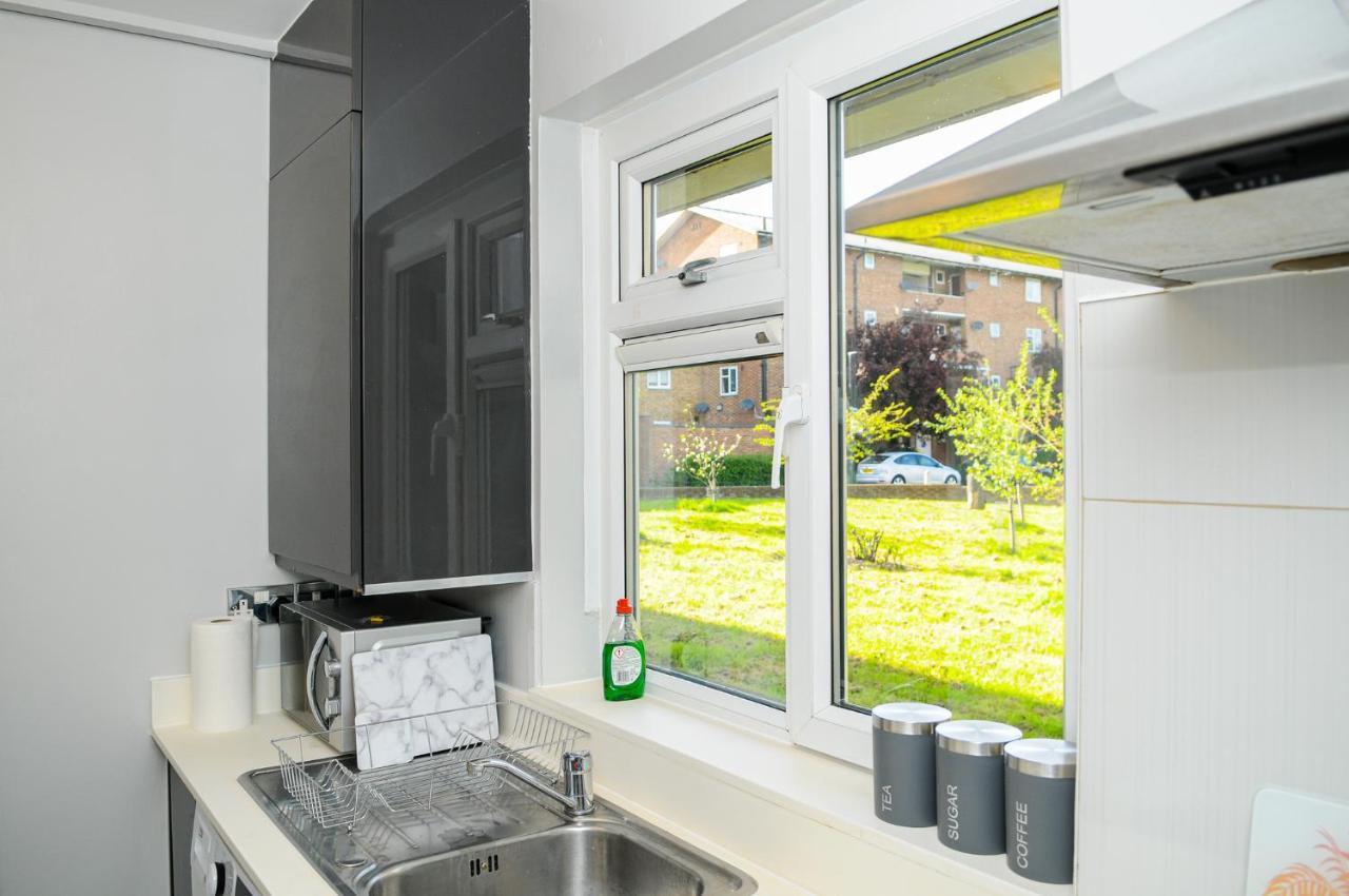 Greater London, 1 Bed Flat, Parking, Nr Metro Stations, 15mins To Apartamento Londres