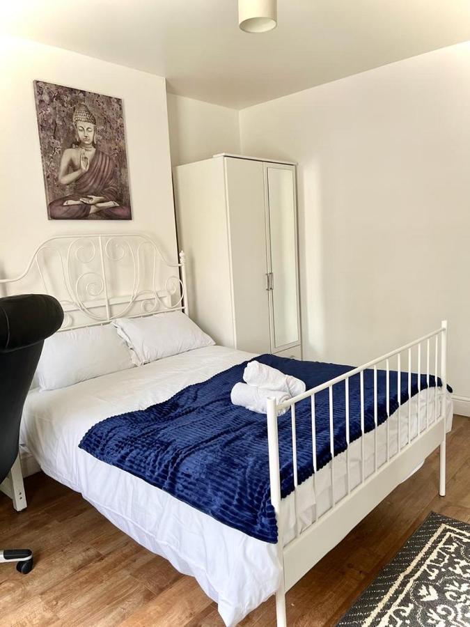 Shadwell Holiday * London