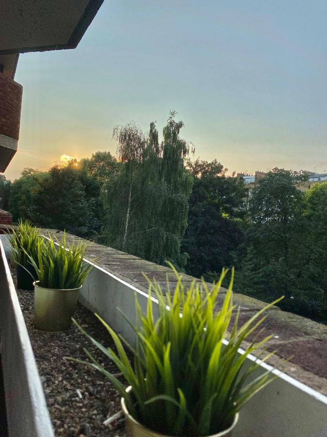 Apt- Balcony-kensington- 24 7 Security Apartamento