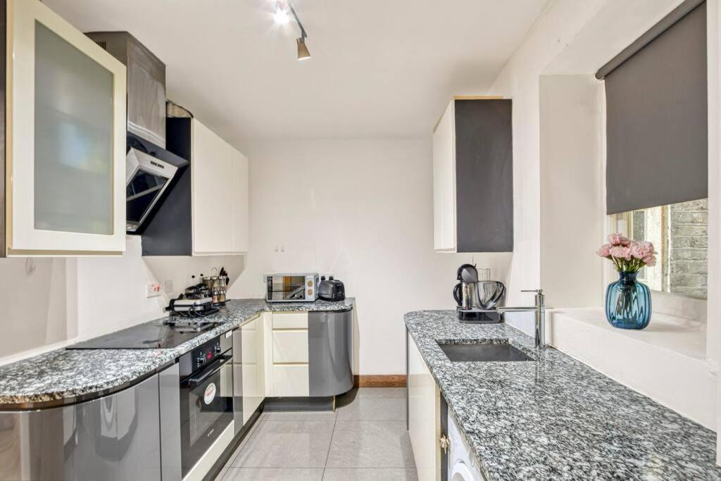 Spacious 3 Bed Apt- Earls Court * Londres