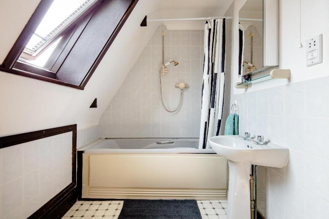 Spacious 2 Mins From Station Guest house