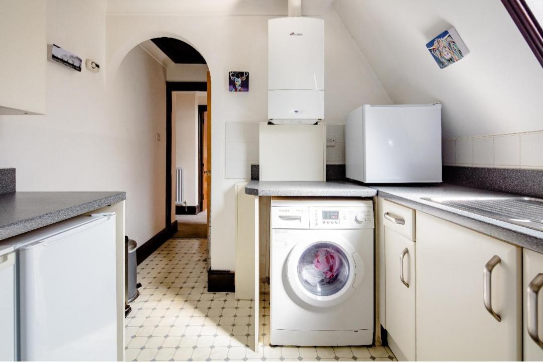 Spacious 2 Mins From Station London