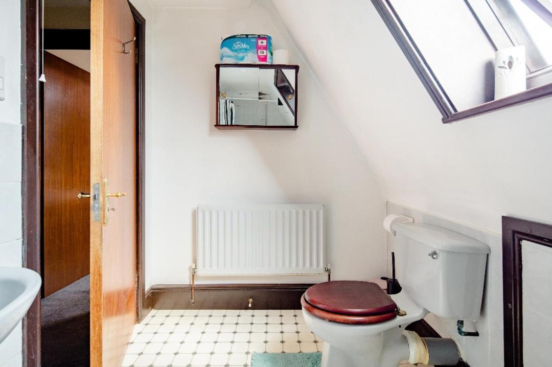 Spacious 2 Mins From Station Guest house London