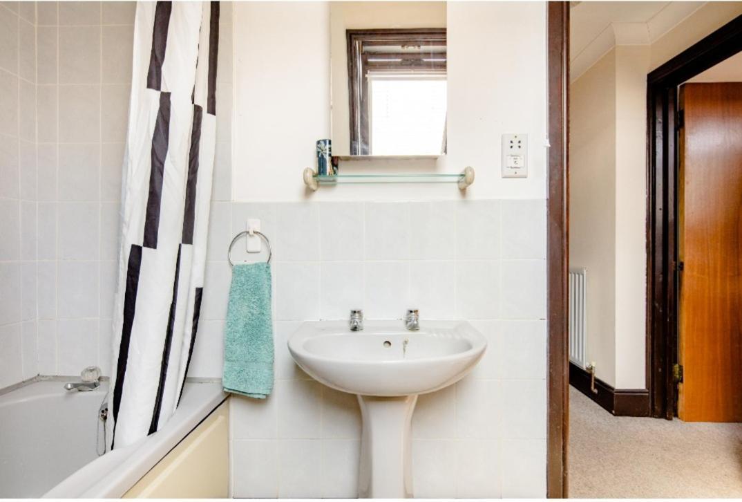 Spacious 2 Mins From Station Guest house *