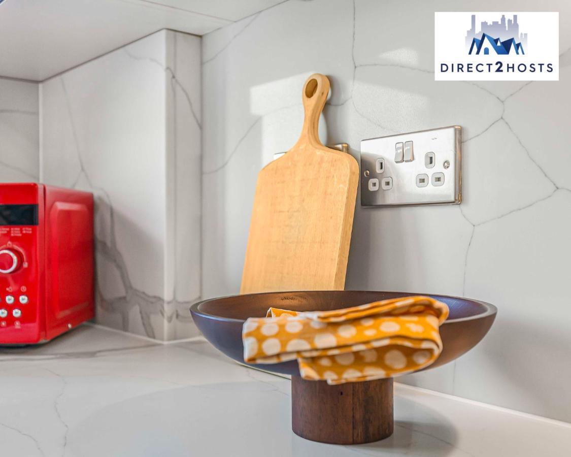 Stylish Two Bedroom By Direct2hosts Short Lets West Oasis With Workspace & Long Appartement *