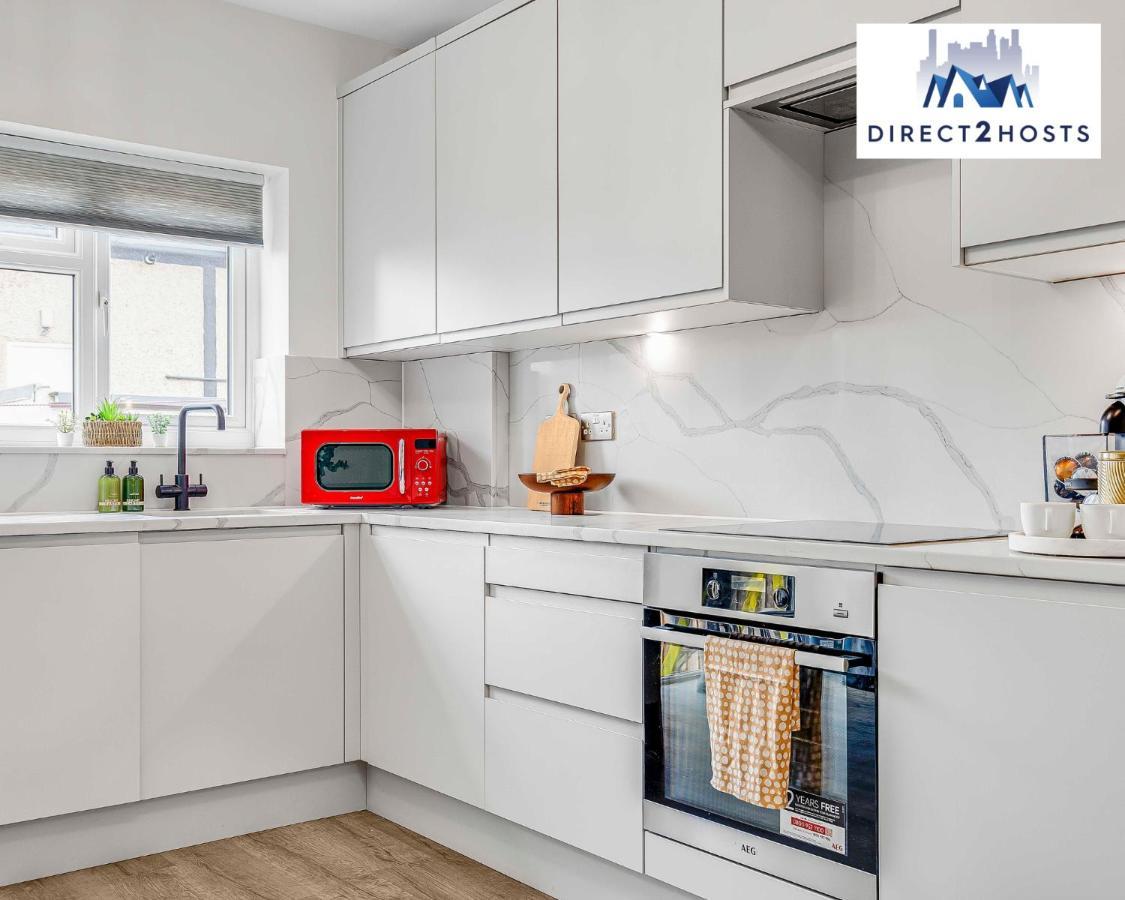 Stylish Two Bedroom By Direct2hosts Short Lets West Oasis With Workspace & Long Appartement Londen