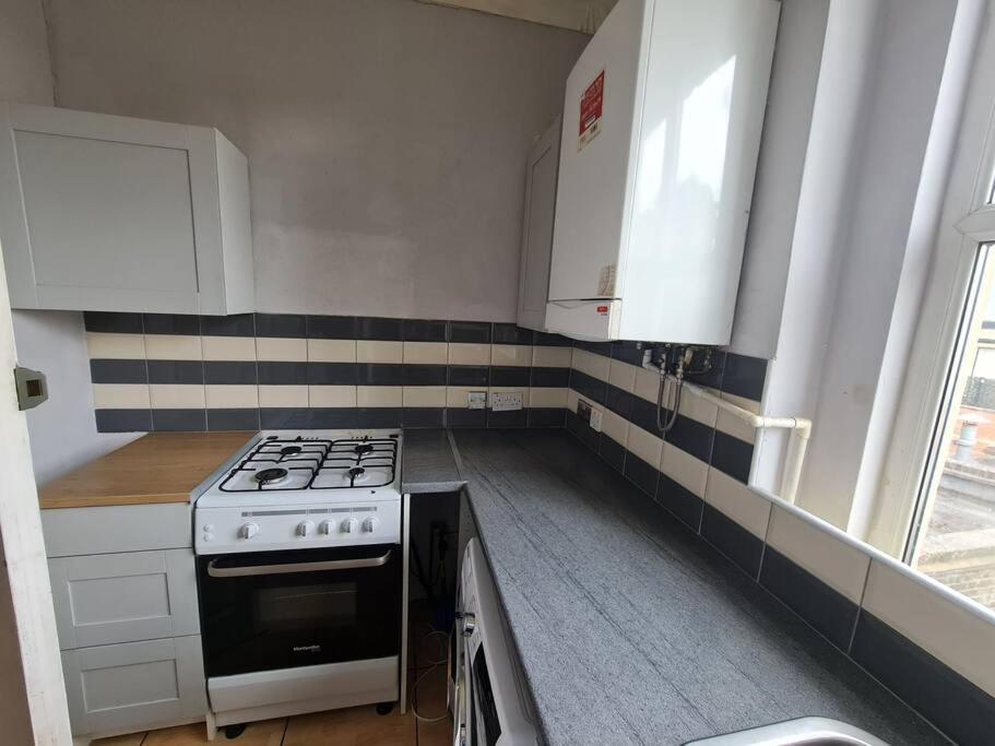 Cute One Bedroom Apartment *