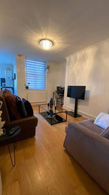 Apartment Camberwell Central: 2-bedroom Flat With Excellent Connections