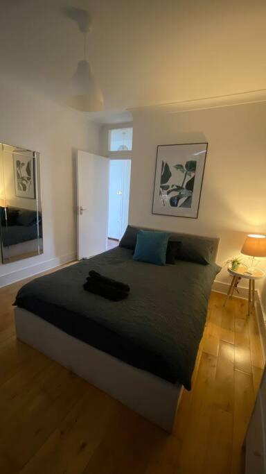 Apartment Camberwell Central: 2-bedroom Flat With Excellent Connections *