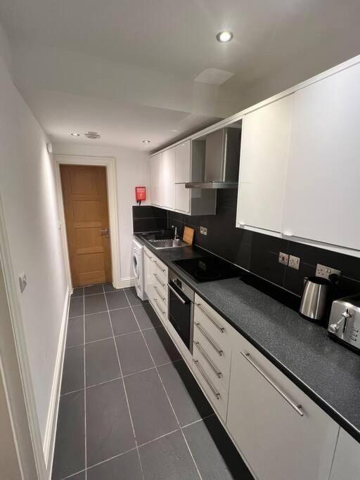Specious In Bayswater Apartment *