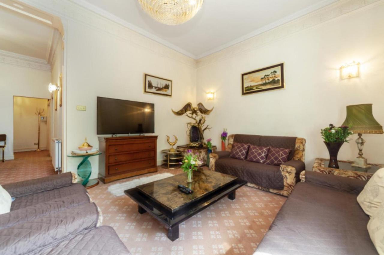 Large 3 Bed In Kensington Gardens Apartment London