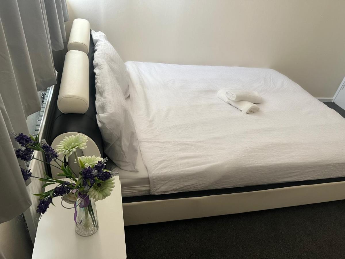 Homestay Stunning 3 Bedroom Property- Large London