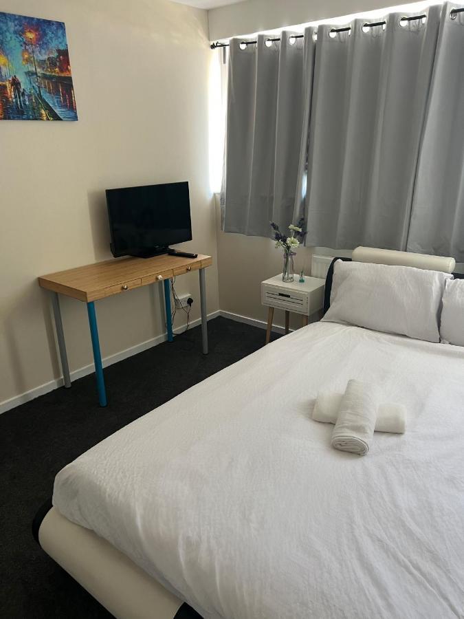 Stunning 3 Bedroom Property- Large Homestay London