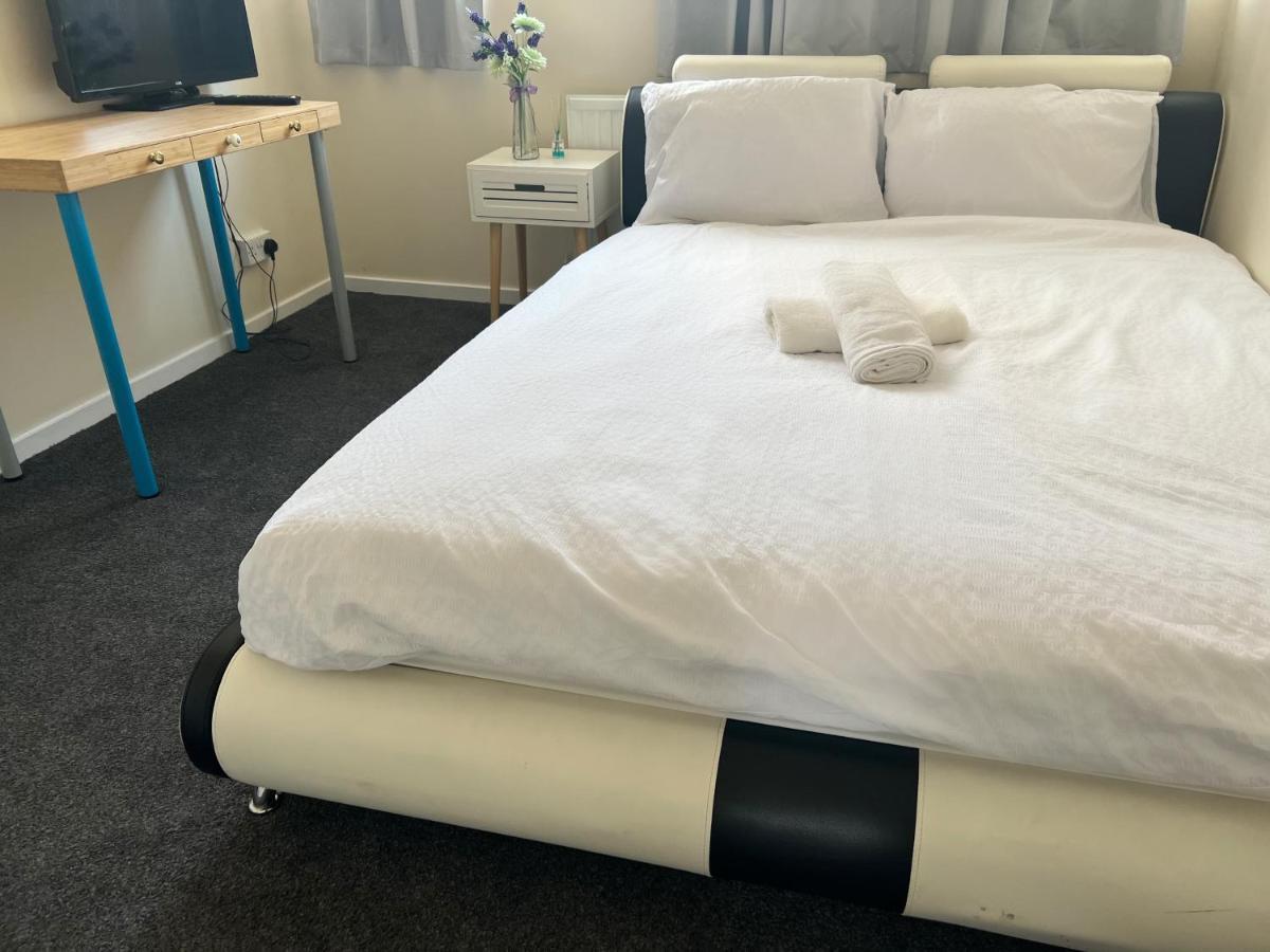 Stunning 3 Bedroom Property- Large Homestay London