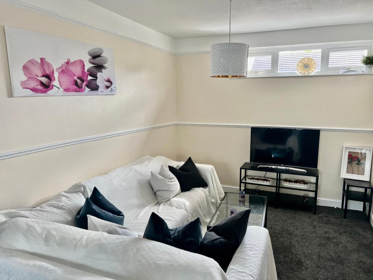 Homestay Stunning 3 Bedroom Property- Large *