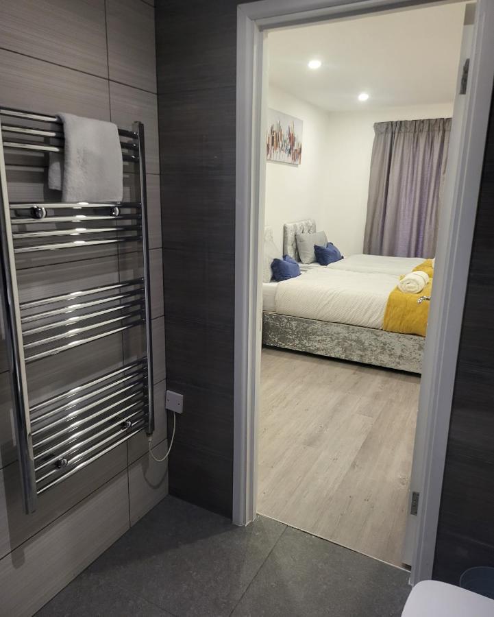 2 Bedrooms 2 Baths, 3 Toilets Excel And City Airport O2 Sleeps Up To 5, * Londres