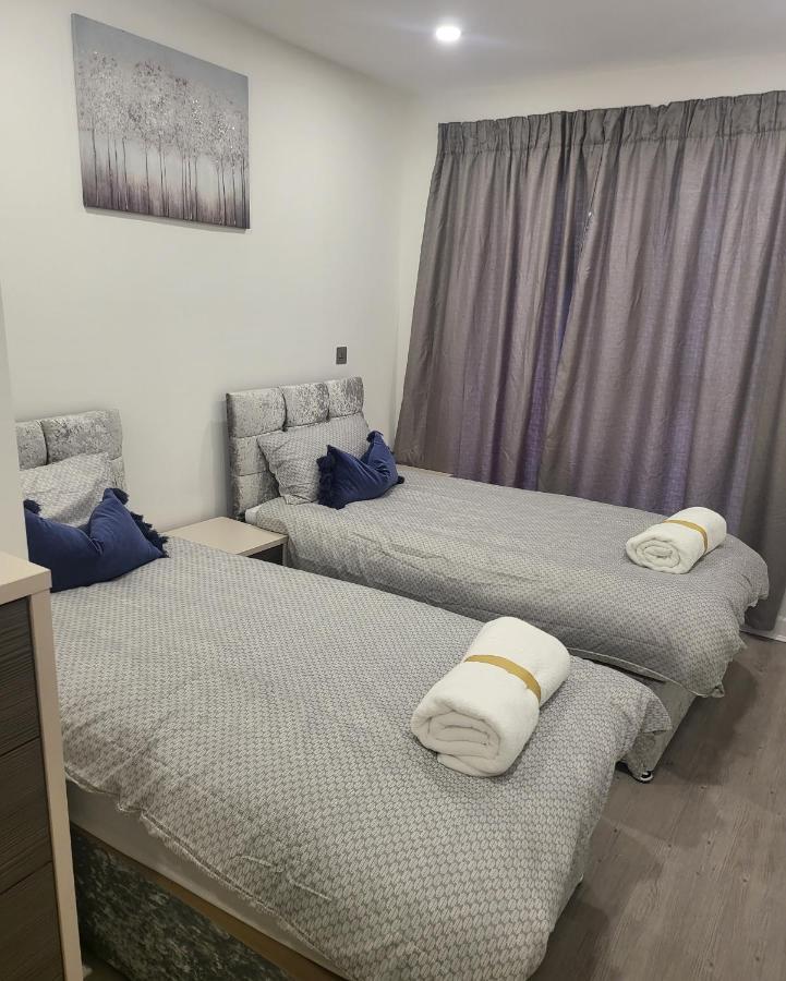 2 Bedrooms 2 Baths, 3 Toilets Excel And City Airport O2 Sleeps Up To 5, Londres