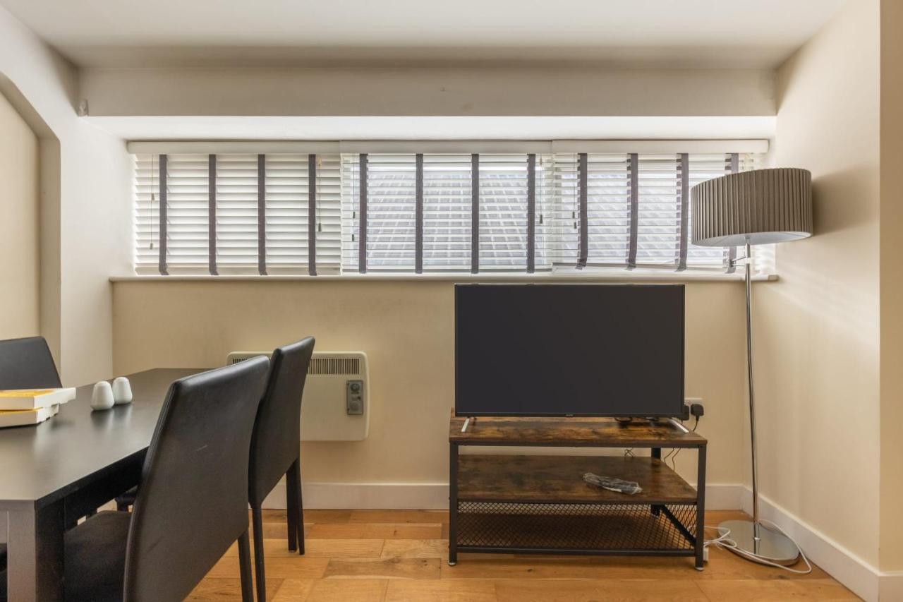 Modern 1 Bed Attic In Brixton *