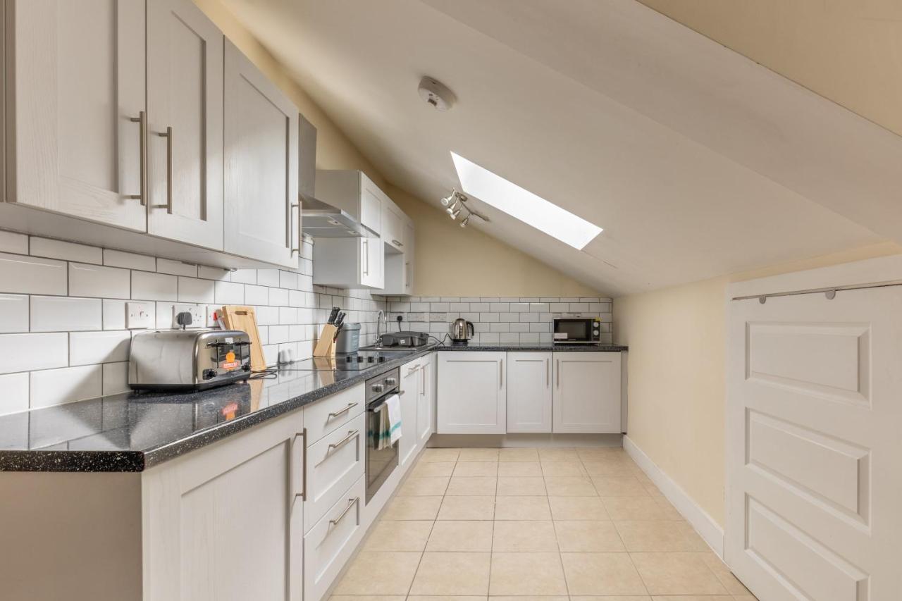 Modern 1 Bed Attic In Brixton