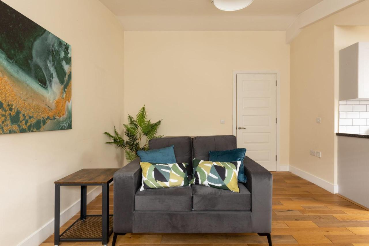 Modern 1 Bed Attic In Brixton * Londen