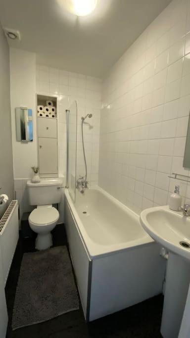 Apartment Camberwell Central: 2-bedroom Flat With Excellent Connections *