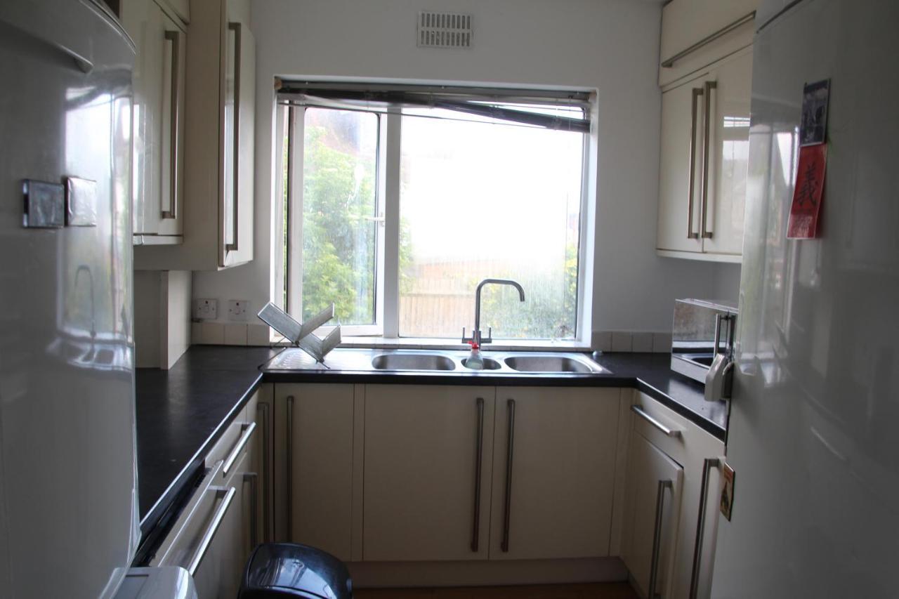 Comfortable Single Bed Garden View * London